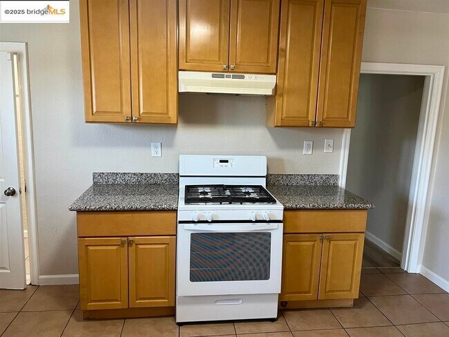 Building Photo - 449 E 9th St