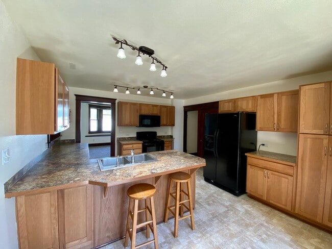 Building Photo - $2,200 - 4 Bed / 3 Bath Beautiful Home in ...