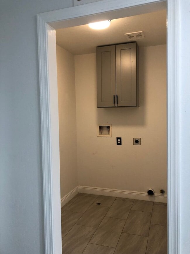 Building Photo - Southwest Bakersfield Home