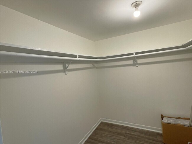 Building Photo - 6904 N Kendall Dr