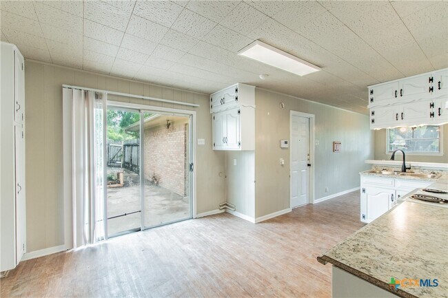 Building Photo - 3209 Shady Hill Dr