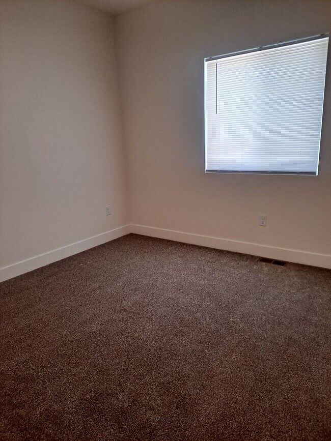 Building Photo - ALL PROSPECTIVE TENANTS MUST SUBMIT A $58 ...