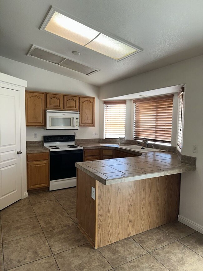 Building Photo - Unfurnished Pool Home