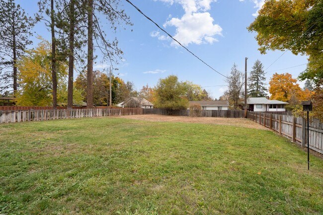 Building Photo - Charming 3-Bedroom Rancher Near Shadle Park