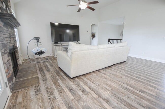 Building Photo - Pet Friendly Four Bedroom with Basement!
