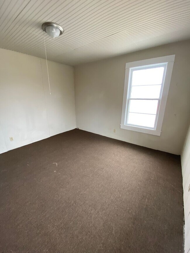 Building Photo - Spacious Home Available Now!