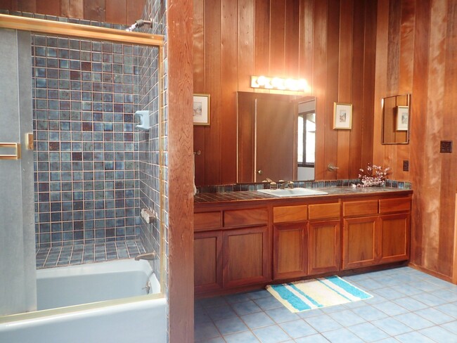 Building Photo - Very private, gated, mostly furnished Maui...