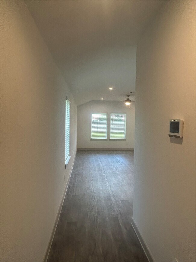 Building Photo - 215 Dusty Bridle Ln