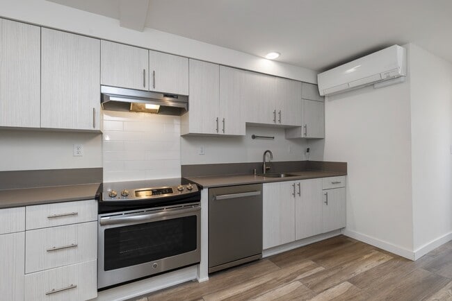 Building Photo - Newly Renovated 1 Bedroom Apartment in Hea...