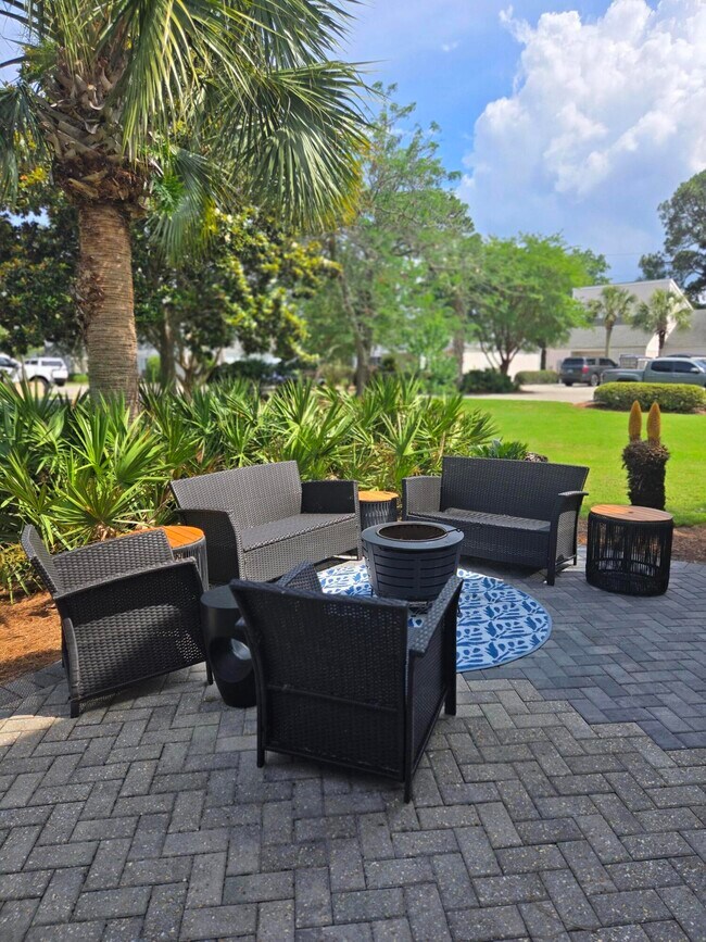 Building Photo - 735 Sandpiper Pl
