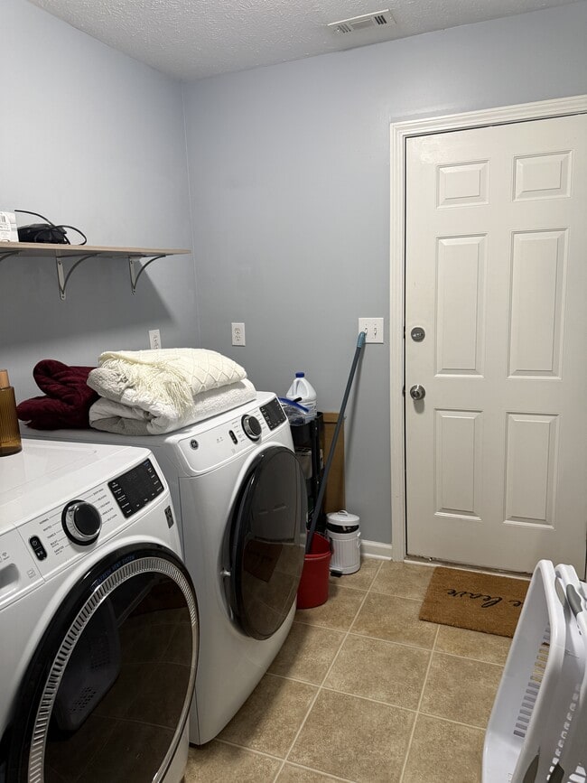 Building Photo - 650 Little Farm Rd