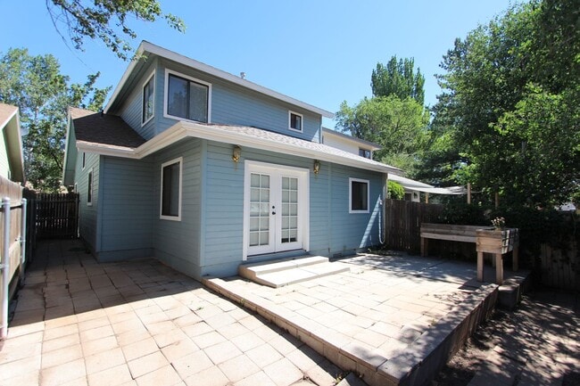 Building Photo - Spacious East Side 4BR Townhome with Fenced Yard