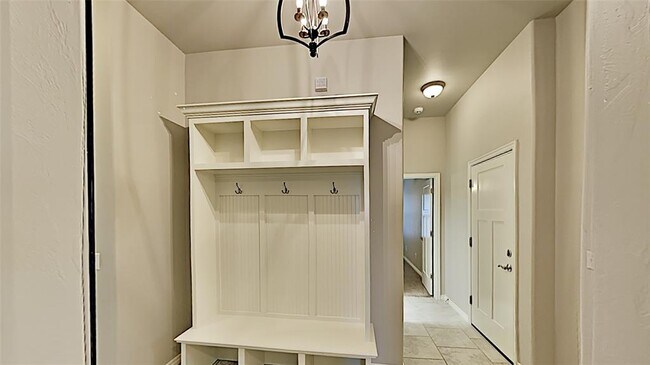 Building Photo - 6224 Beverly Hills Dr