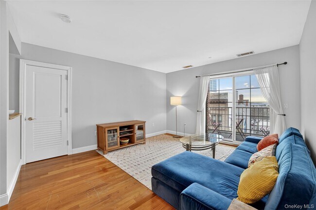 Building Photo - 543 Main St