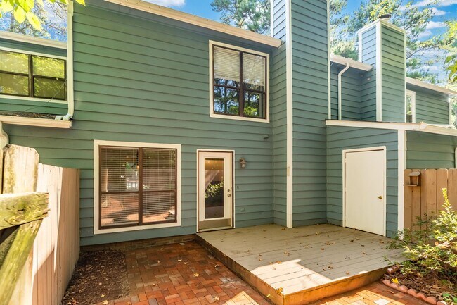Building Photo - 3-Bedroom Townhouse in the Heart of Cary