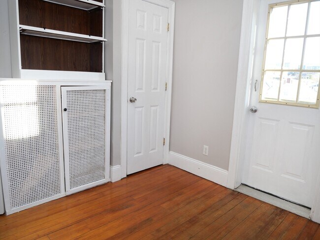 Building Photo - 14 Chestnut Hill Ave