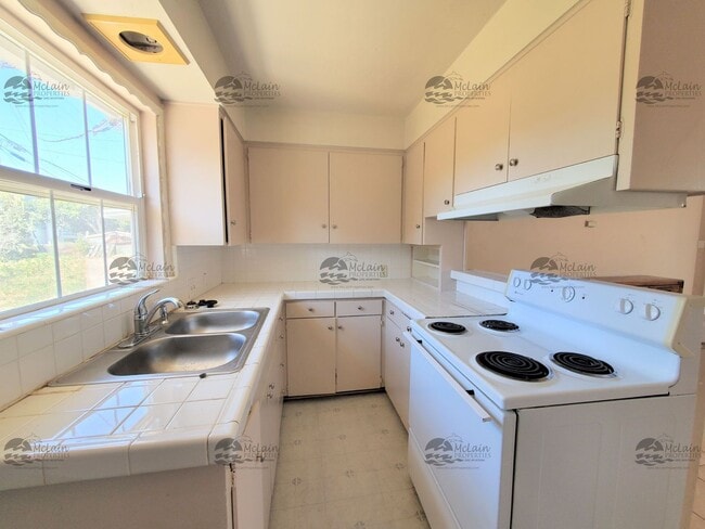 Building Photo - 2B/1B Home in Fallbrook!