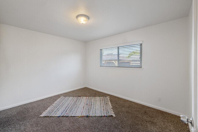 Building Photo - 372 Acacia St