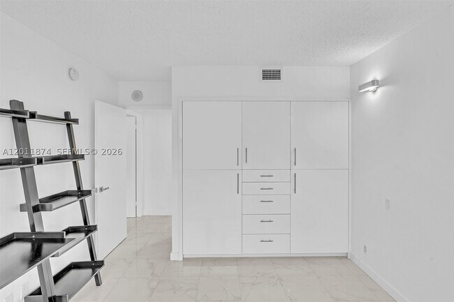 Building Photo - 2500 Parkview Dr