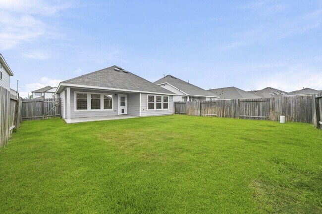 Building Photo - Move-In Special: 1/2 off your second full month of rent! Beautiful, Well-Maintained 3-Bedroom, 2-...