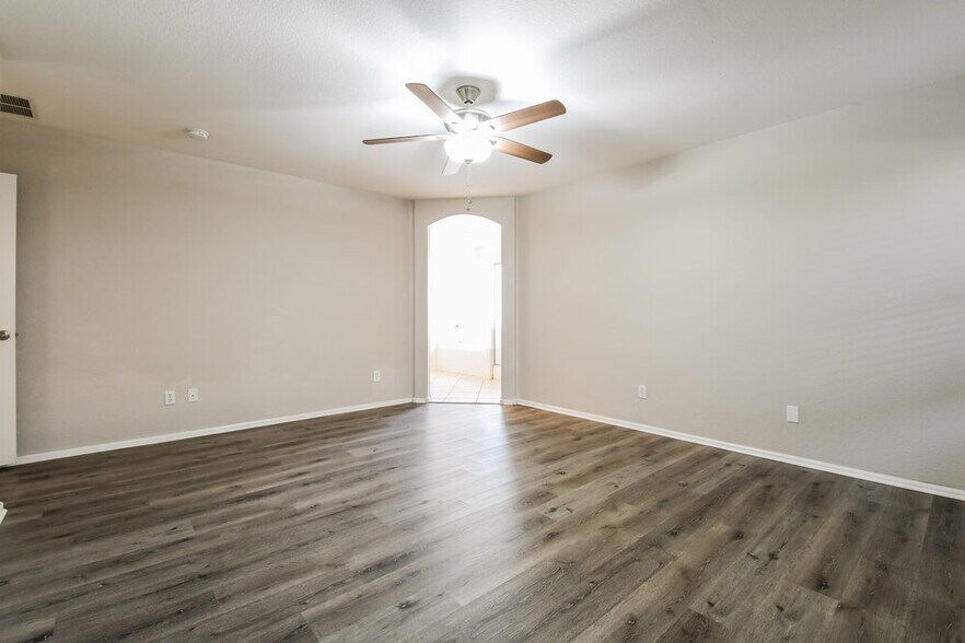 Building Photo - 1427 E Vernoa St