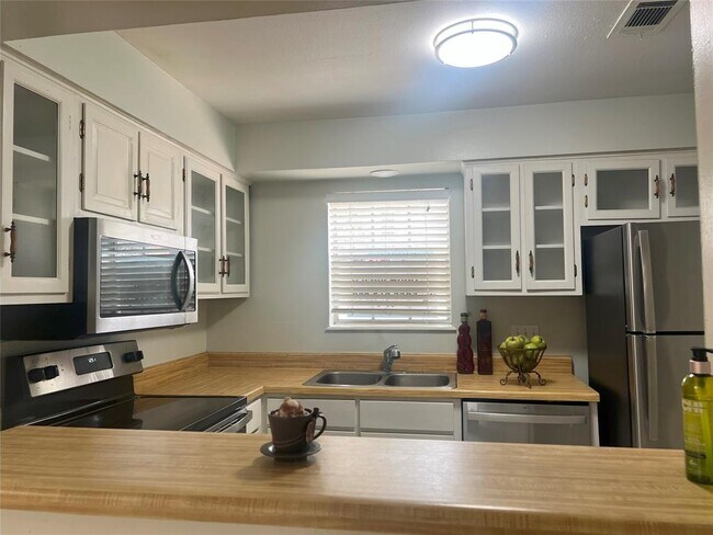 Building Photo - 13004 Trail Hollow Dr