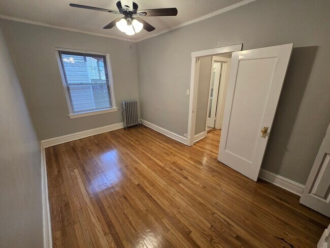 Building Photo - 3412 W Montrose Ave