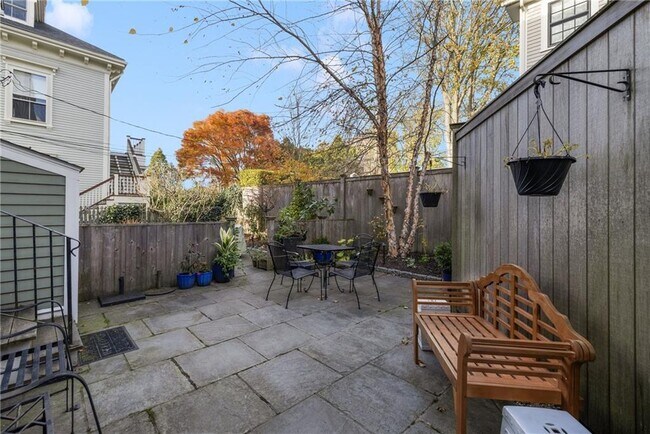 Building Photo - 30 Bull St