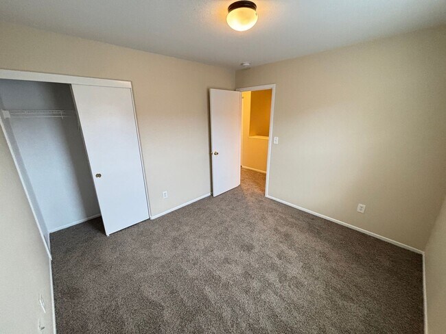 Building Photo - Beautiful 3 bedroom / 2.5 bath home!
