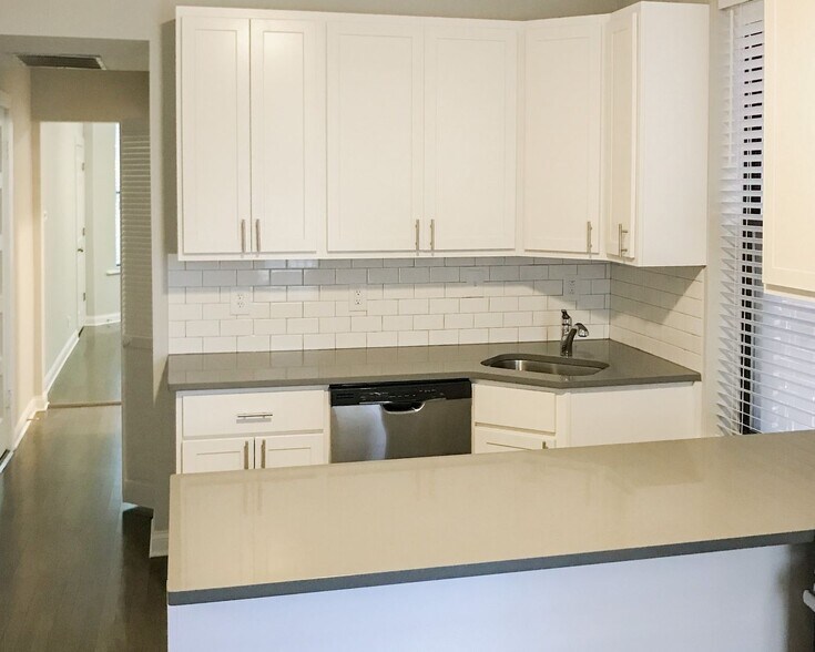 Building Photo - 2730 N Wayne Ave