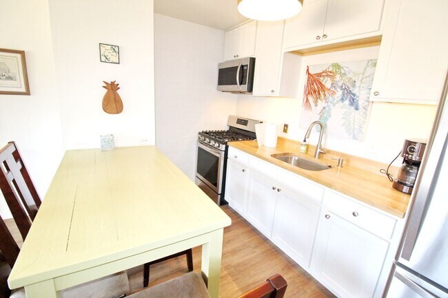 Building Photo - Kihei Villa - Nicely Furnished 1Bed/1Bath located in the heart of Kihei across the street from th...