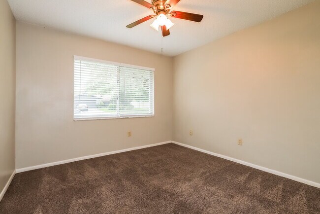 Building Photo - 110 Field Ln