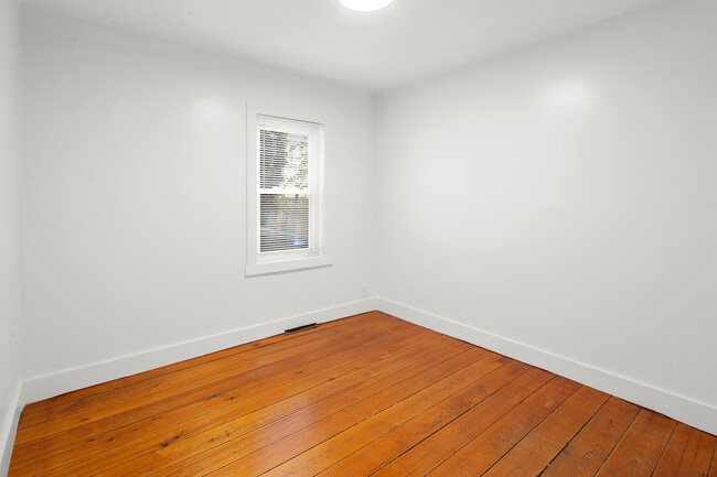 Building Photo - 323 Williams St