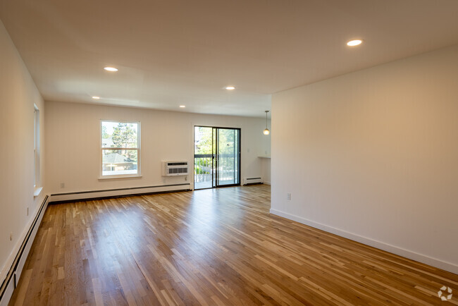 1BR, 1BA - 950SF - Everly Roseland