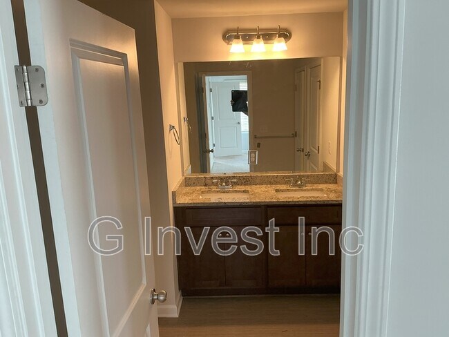Building Photo - 7484 Knoll Hollow Rd