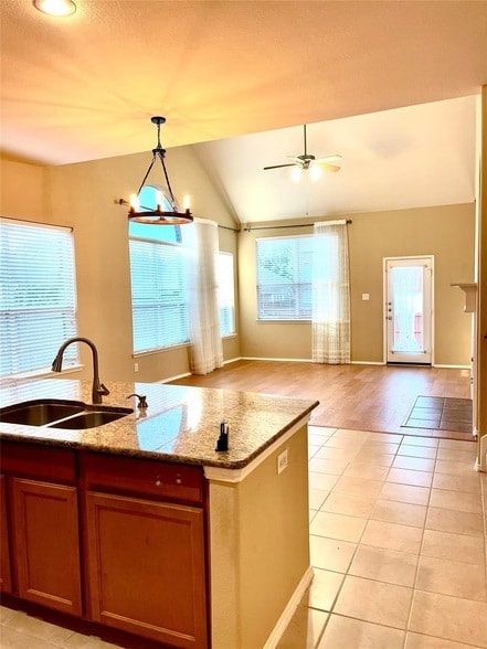 Building Photo - 11490 La Grange Dr