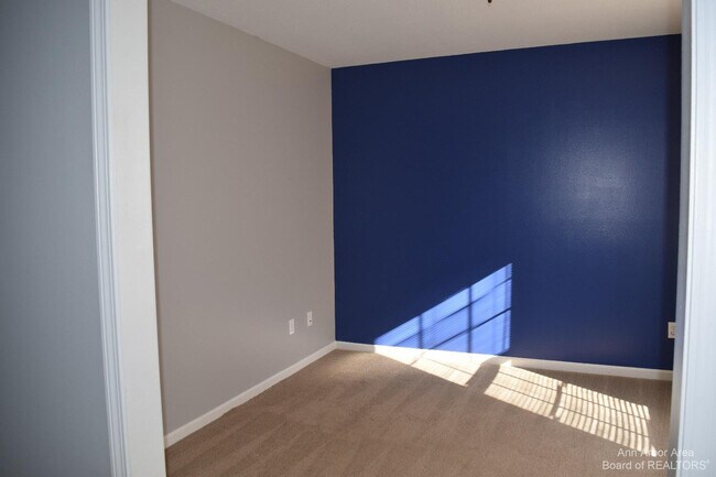 Building Photo - 8549 Hawthorn Hill