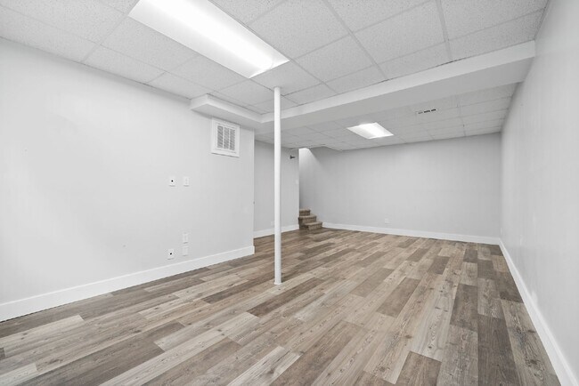 Building Photo - 1026 Foxmoor Dr