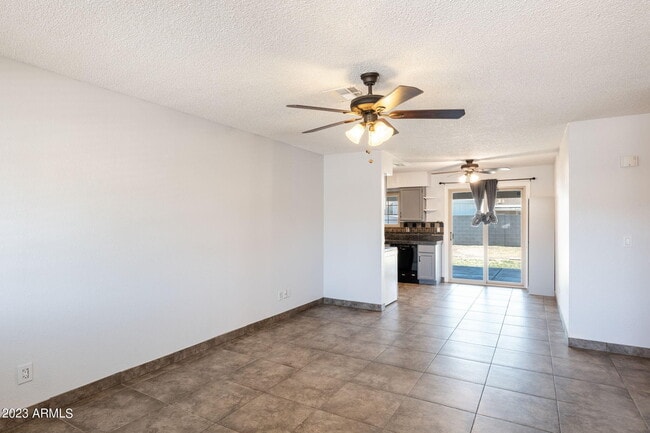 Building Photo - 964 W Hackamore St