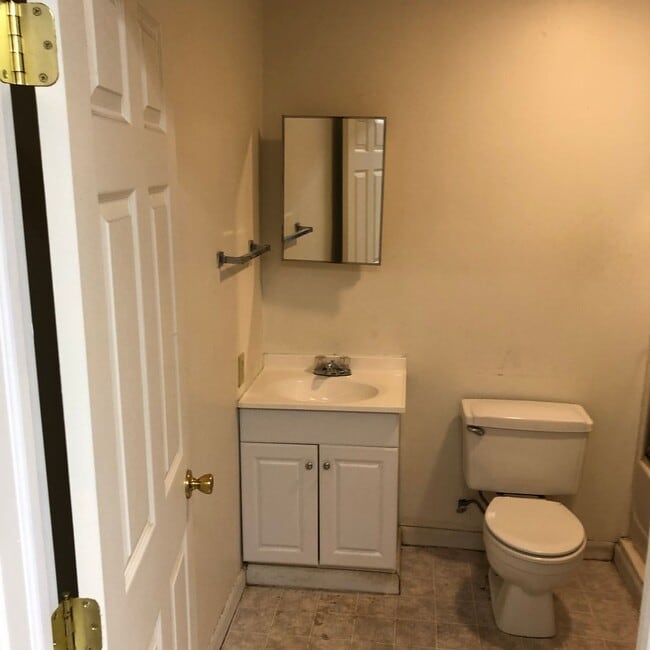 Building Photo - 3 Bed/2.5 Bath Home in Wiles Hill - Available May 20th!