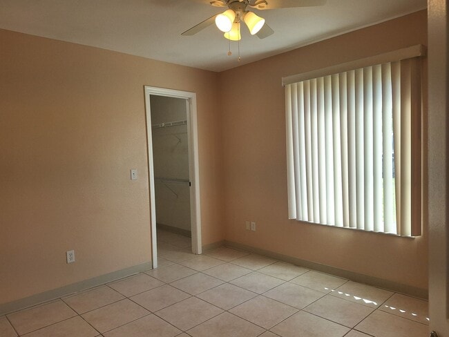 Building Photo - VERY WELL MAINTAINED FLORIDA SHORES 2BR 1BA DUPLEX FOR RENT