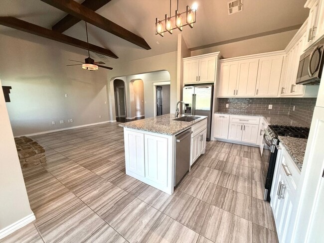 Building Photo - Beautiful 3BD 2BA w/ Bonus Room Located in...