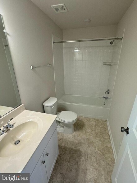 Building Photo - 147 Presidents Pointe Ave