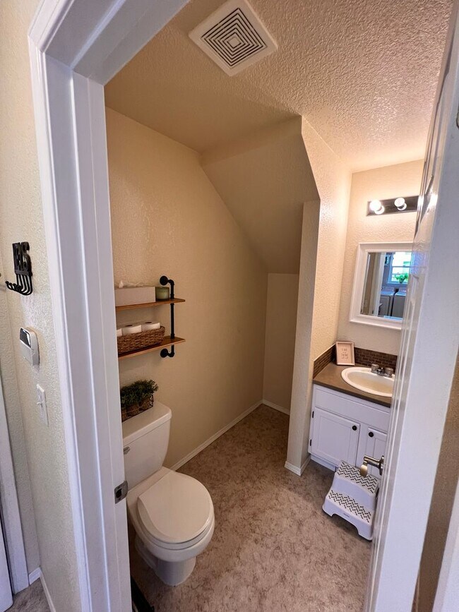 Building Photo - 4412 Ingleside Dr SE