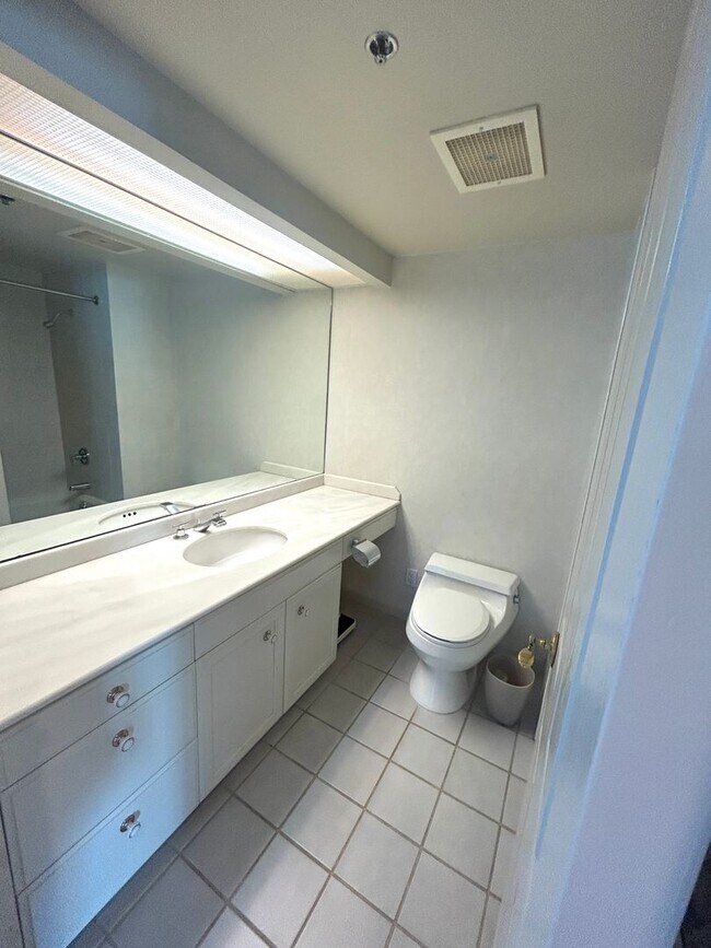 Building Photo - Large 19th Floor Unit with Ocean, City, Mo...