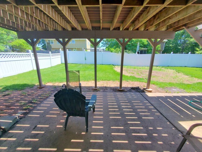 Building Photo - Single family, bi-level home with 4-bedrooms (one bedroom on ground level), 2.5 bathrooms, attach...