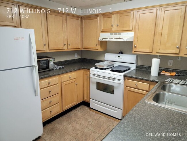 Building Photo - 3 Bedroom 2 Bathroom Unit Located 1 Block ...