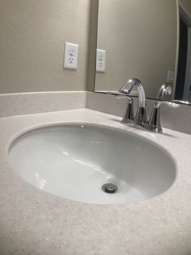 Building Photo - Stylish & Low-Maintenance Living in Oakleaf Community