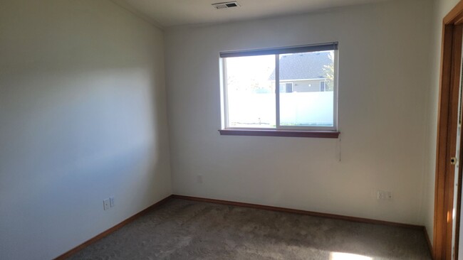 Building Photo - 3 Bedroom 2 Bath Home In North Spokane