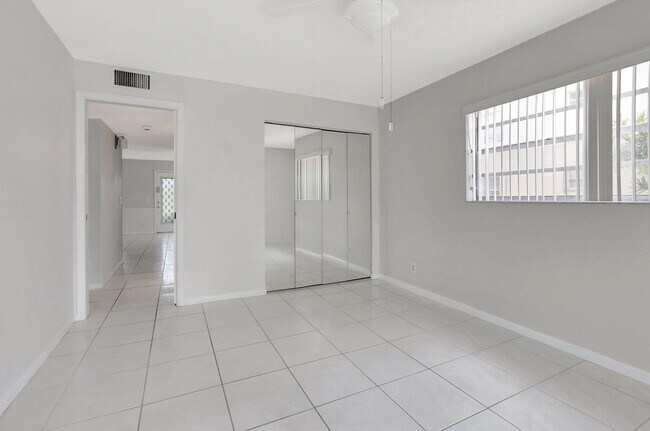 Building Photo - 297 Monaco Way